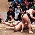 霧島の「激励の胸ぽん」に反響　大熱戦演じた義ノ富士の健闘をたたえる姿にＳＮＳ「やるね」「両者、素晴らしい！！」
