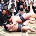 平幕・伯乃富士が取り直しの末、横綱・豊昇龍に敗れる　最初の一番は「横綱の手が先につくのがみえた。勝ったと思った」