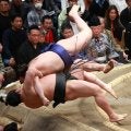 「めっちゃ映ってる」赤い“闘魂マフラー”＆スーツのお笑いタレントの相撲観戦に気になる人続出