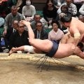 ６年ぶり天覧相撲で２横綱２大関が全滅の大波乱　大の里は伯乃富士に完敗　顔しかめ左肩気にする姿　豊昇龍は大栄翔に苦杯、新大関安青錦は霧島との１敗対決に敗れる　霧島、阿炎が１敗並走　館内騒然