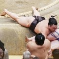 霧島、４度目の対戦で安青錦から初勝利　先代霧島が天覧相撲で14連勝したことは「知らない」