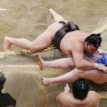 安青錦が霧島との１敗対決に敗れ２敗目　20年ぶり新大関Ｖは１歩後退　陛下と「いろんな話を」