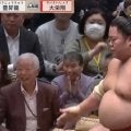 大栄翔が豊昇龍から金星 「高級焼肉300回くらい行けます」受け取った分厚すぎる懸賞金に名物実況が驚き \