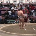 力士が取組終わりに“熱烈ハグ”「こんな結末を迎えるなんて…」「めっちゃハグしたw」驚きの光景に相撲ファンも目を丸く