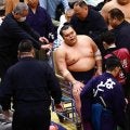 十両栃大海が土俵下転落で右膝痛め車いすで診療所直行「ミシミシいったか？」に苦しげにうなずく