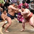 両横綱がまさか　大の里に続いて豊昇龍も２連敗　ともに３敗目　あっさり土俵割る姿に館内騒然