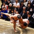 霧島が勝ち越し一番乗り　珍しい決まり手「さかとったり」に「初めて聞きました」