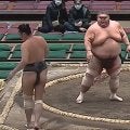 一体、どうした？ 力士が後ずさって自ら土俵の外へ… 勝った力士も驚いた様子で二度見