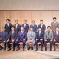 １２球団監督がズラリ！恒例の集合写真で際立っていたのはやっぱり　新監督は緊張の面持ち？実績十分の２軍監督も背後で