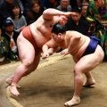 横綱大の里、痛い４敗目…熱海富士にジャンプしながら押し出される「しっかり集中」繰り返す