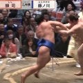 大相撲、“大物”俳優が土俵外へ吹っ飛ぶ力士に驚きの表情 館内どよめきの瞬間にカメラが捉えた思わぬ一コマ