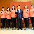フォルティウスが札幌市長にあいさつ　カーリング女子日本代表