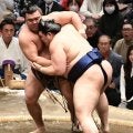 横綱大の里が連敗を３でストップ！霧島下し７勝目　観客もホッ　拍手に包まれる