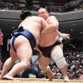 朝乃山　特別な日に勝ち越した！恩師の命日に初めて幕内勝利捧げた　「自分がはい上がる姿を天国から見てほしい」首位と１差