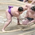 十両・尊富士が白熊を寄り倒し勝ち越し王手　好調の秘訣は場所前の「好きなもの」ファンタ断ち