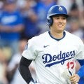 大谷翔平が「もう仕上がっている」　“大物”の隣で目を引く肉体…筋骨隆々で「デカすぎ」