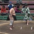 「すんごい筋力」小兵が巨漢力士を“吊る”衝撃光景 優勝を決める“超人”の怪力に館内どよめき