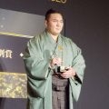白鵬翔さん、鮮やか黄色ドレス姿の角田夏実からトロフィー「引退してなかなかもらうことなく」