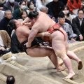 ３敗対決で熱海富士に完敗、優勝争いから後退の霧島「ちょっと相撲が下手くそ」とぼやく