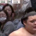 大の里が驚異のパワーで安青錦に“完全勝利”「右手一本で」「圧巻や……」元若乃花「昨日までの横綱はどこいったんですか？」たまらず苦笑