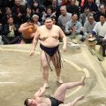 大の里が安青錦吹っ飛ばして４敗死守　わずか２秒７今場所初４連勝に八角理事長「横綱の力みせつけた」