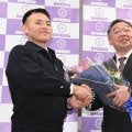 大相撲　元大関貴景勝の湊川親方は「いい指導者になります」「頭がいいからね」師匠が断言　首もとはさらにスッキリ　笑顔で花束贈呈