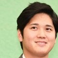 大谷翔平　ブラックコーデがめちゃスマート！髪形もバッチリ！スキーンズとニッコニコで談笑　全米野球記者協会の夕食会出席