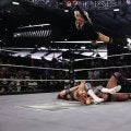 何が起こった？ “元体操”金髪美女レスラー、「史上最高難度」2人まとめて“逆回転・空中殺法”で沈める衝撃技