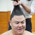 義ノ富士が初の殊勲賞「勝ちにこだわった」デビュー11場所連続勝ち越し、今場所両横綱から金星