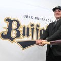 【オリックス】新助っ人大砲シーモアが入団会見「打撃には自信がある」と初日からティー打撃で汗