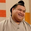 「素敵すぎる～」大相撲の高安が結婚記念日のお祝い　歌手の妻と２ショット　大きな花束も　「やっぱり優しいお方」と反響