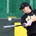 阪神・浜田“宜野座１号”長打力アピール３７スイングで６発　左翼「歓迎　阪神タイガース」看板直撃１２０メートル弾も