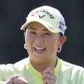 佐伯三貴、昨年結婚したボートレーサーの夫、松山英樹との“レア”なスリーショット披露