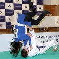 現役引退の角田夏実　柔道着で会見登場　記者に異例のともえ投げ　会見で希望者募り、５人を次々と投げ飛ば、最後は恩師も鮮やかに