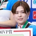 34歳カーリング女子の貴重なショットにファン反応　“五輪前最後の出社”に「雰囲気違い過ぎてびっくりです」