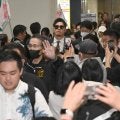 阪神がキャンプ地の沖縄入り　佐藤輝明の姿にファン大興奮　警備員から「押さないで」の声も響く