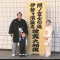 照ノ富士引退相撲　３歳の長男・照務甚くんは身長１０５ｃｍ、体重２９キロまでビッグに成長　すでに小学３年生並み　大の里に抱えられ父の土俵入り見守る　父は目細める「二度と経験できないから」
