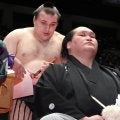 安青錦が照ノ富士の断髪式でハサミを入れる　「日本に来て、初めて会ったお相撲さんが伊勢ケ浜親方。大事な存在」