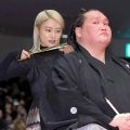 照ノ富士の断髪式でタレントの小島瑠璃子が金髪姿でハサミ入れる　国技館はその姿に大きな拍手