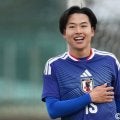 ｢こ、このシルエットは…！｣オランダ1部AZがU-23日本代表20歳主将の獲得を“匂わせ”演出！｢このフォルムは彼しかいない｣｢しかもめっちゃ期待されてる」
