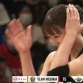 かわいいだけじゃ… 話題の女子バレー選手、天井サーブ“大失敗”で頭抱える