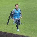 【日本ハム】杉谷拳士氏がグラウンド整備務める　球場スタッフと同じビブス着用