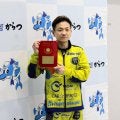 【ボート】史上３９人目の全２４場制覇を達成した平田忠則が表彰式でＢＯＡＴＲＡＣＥ振興会会長賞を授与。