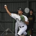 阪神　モレッタが初めてブルペン入り　藤川監督と談笑＆グータッチ　直接会話する姿も　武器の変則スライダーも披露