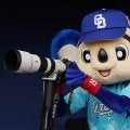 【中日】ドアラがカメラマンに挑戦　悪戦苦闘しながらもキャンプの1シーンを激写