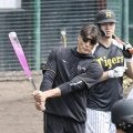 阪神キャンプに謎の透明バット　内部で揺れるピンクの液体　この日合流の糸井ＳＡが佐藤輝に打撃指導