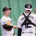 阪神・石井と坂本が初めてピッチコム使いブルペン入り　ＷＢＣ仕様のサイン交換を終え約15分話し込む