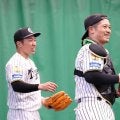 阪神・石井＆坂本　ピッチコム使ってブルペン入り　ＷＢＣ仕様でサイン交換