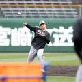 【巨人】19歳石塚裕惺が雨の中、早出練習　遊撃でノックを受け課題に向き合う