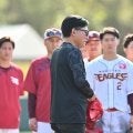 【楽天】三木谷浩史オーナーが沖縄・金武キャンプを視察　ブルペンで前田健太とも会話